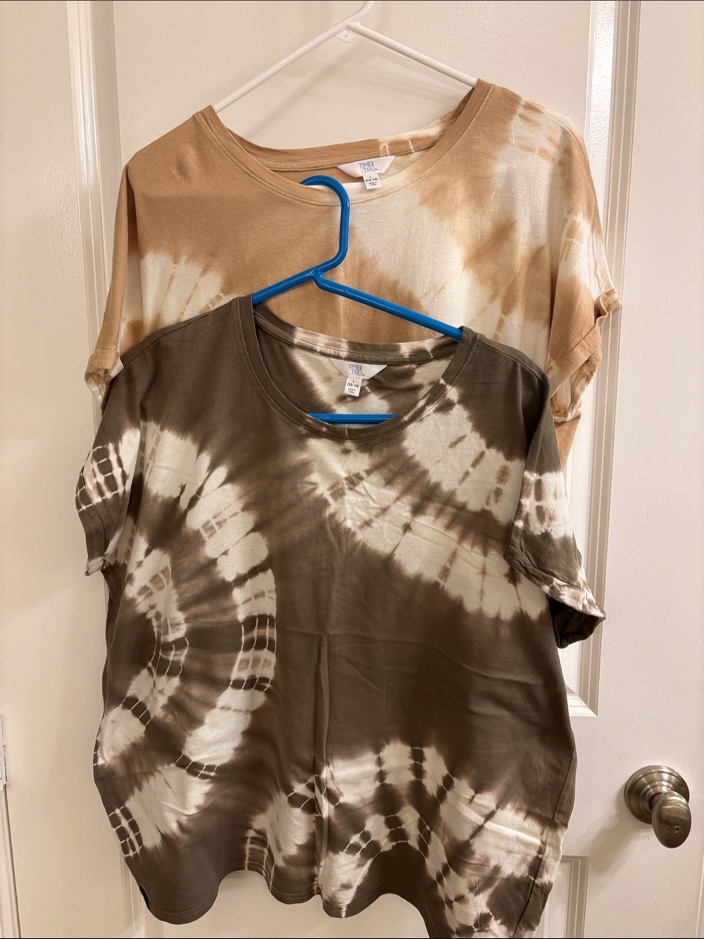 Time and Tru Short Sleeve Tie-Dye Tee Set in Brown and Tan